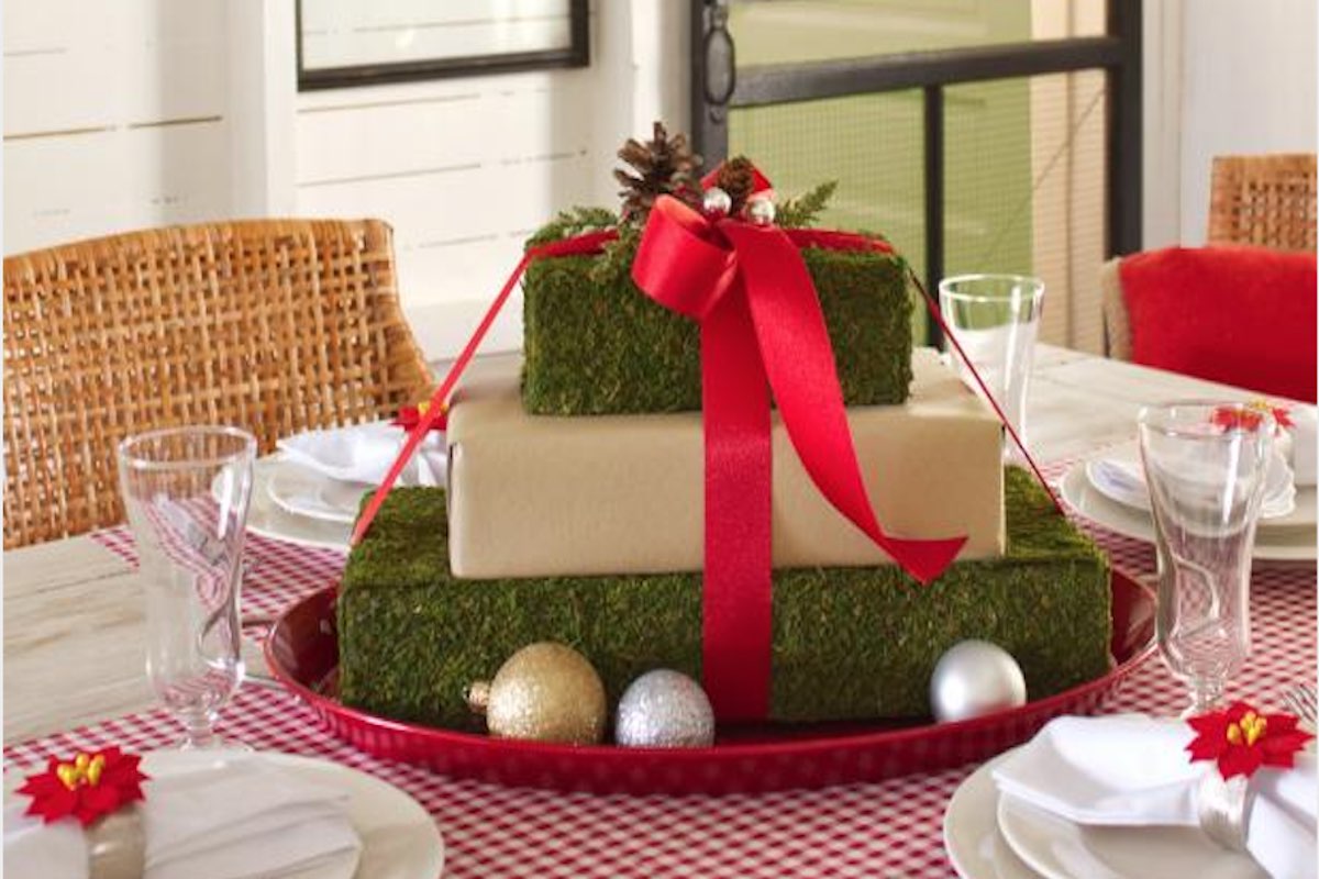 Christmas Table Centerpiece - Moss paper makes beautiful presents giftwrap
