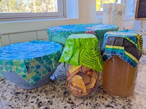 Bowls and jars with the beeswax wraps - a sustainable quick diy christmas gift