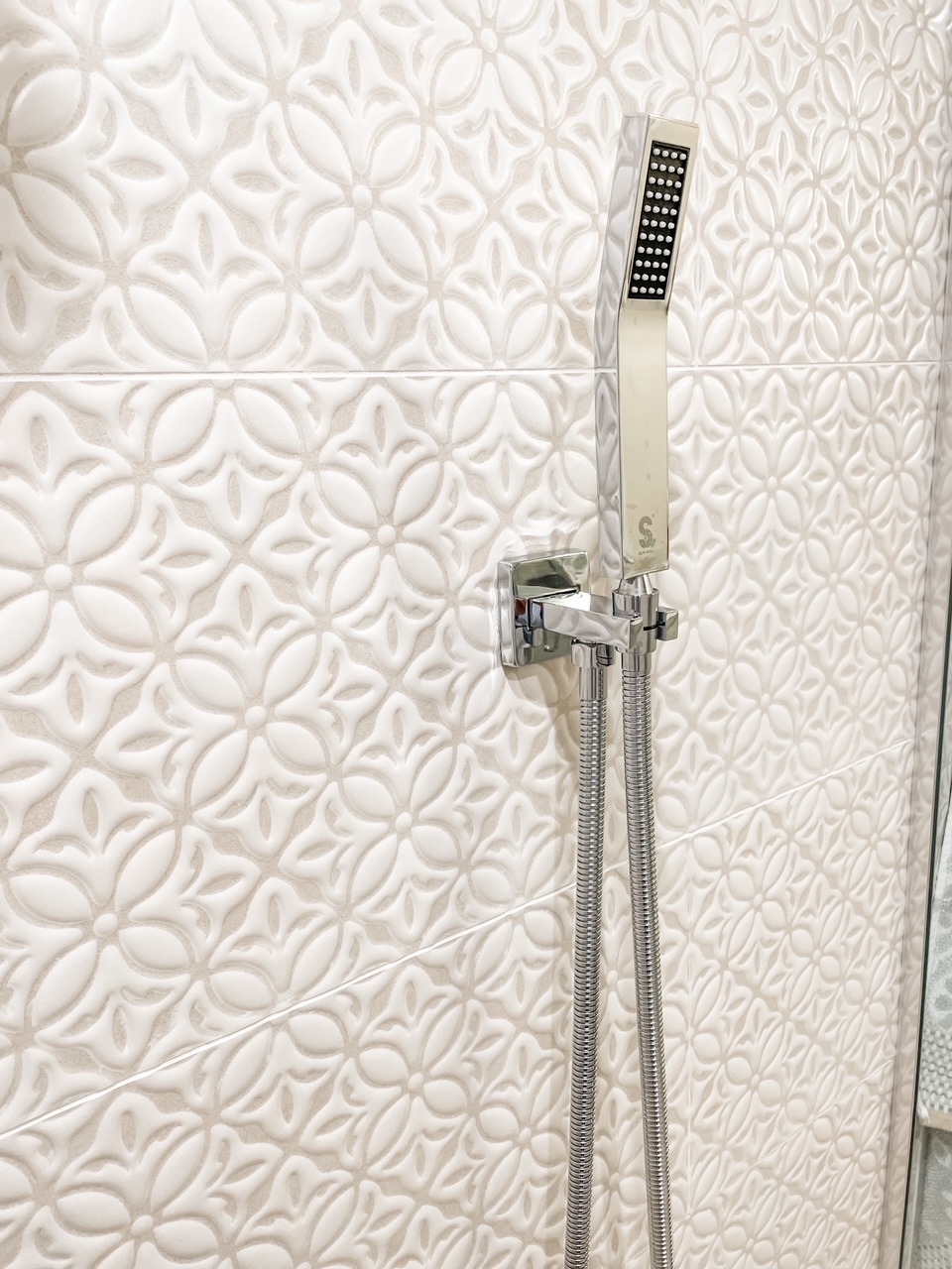 The showerhead and wall tile