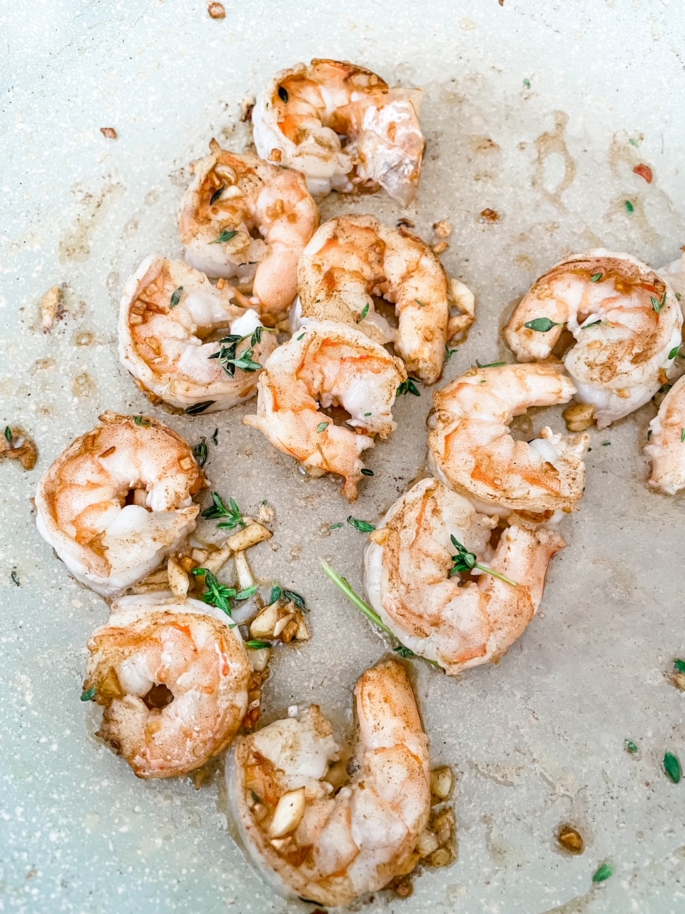 The garlic shrimp in a pan