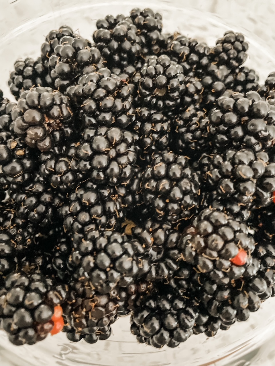 A bowl of the blackberries