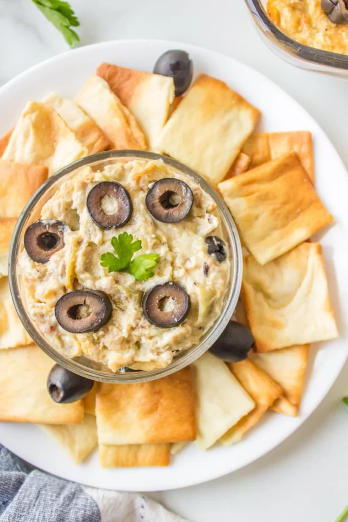 The warm crab dip with crackers