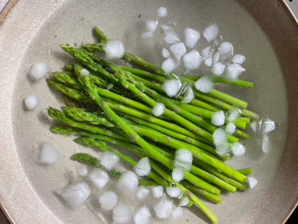 The asparagus spears in an ice bath
